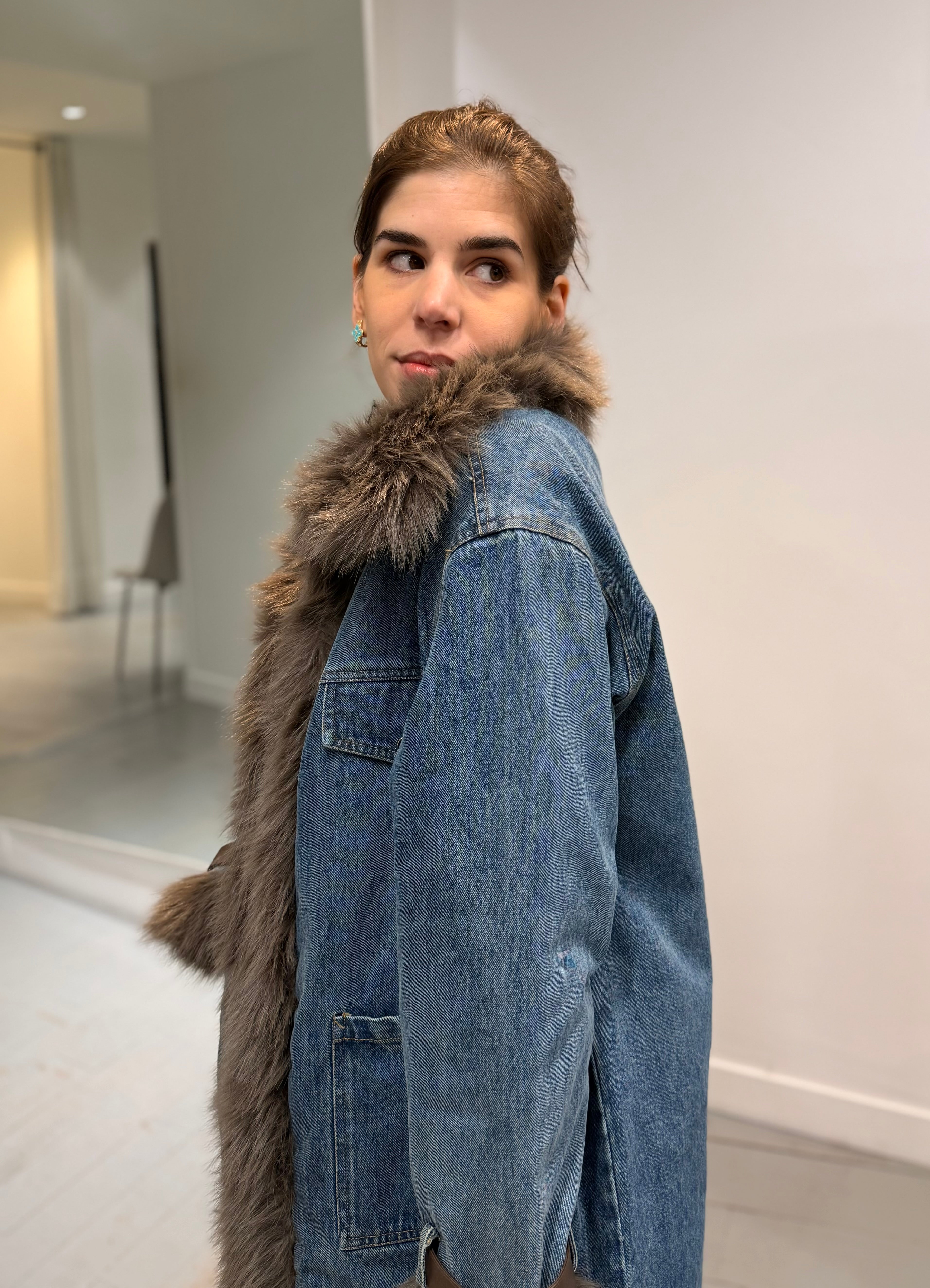 Manteau long fausse fourrure et jean