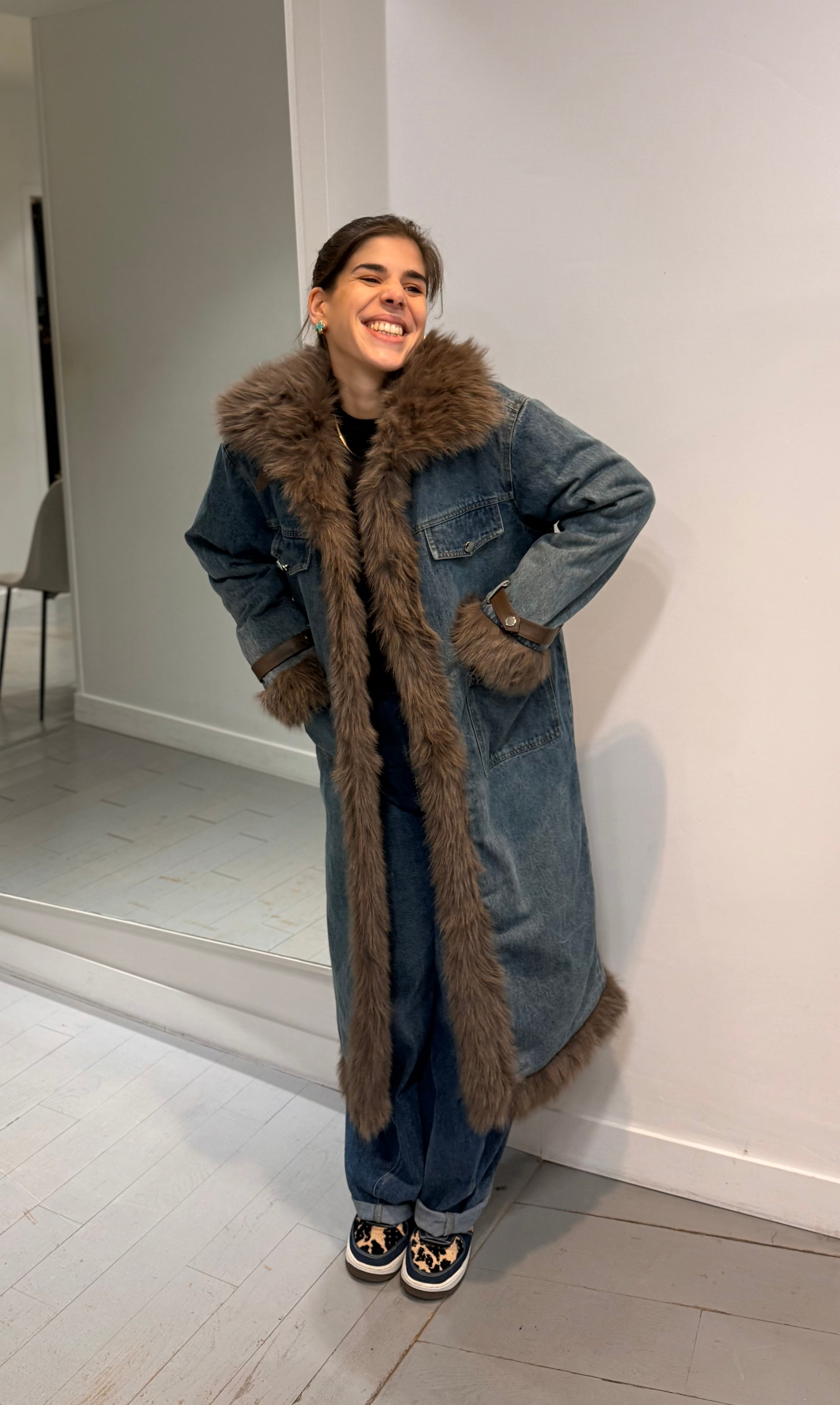 Manteau long fausse fourrure et jean