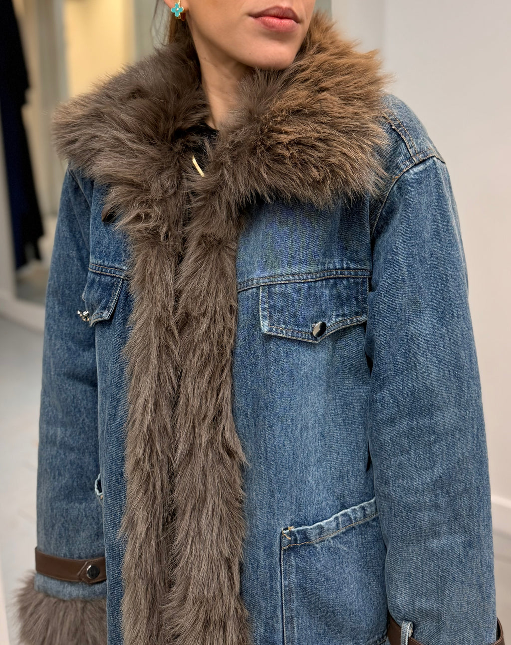 Manteau long fausse fourrure et jean